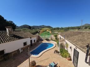 6 Bedroom Country House For Sale