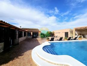 6 Bedroom Country House For Sale