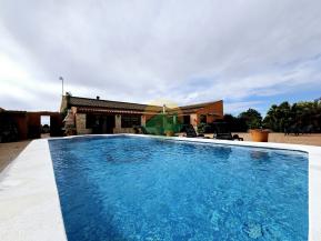 6 Bedroom Country House For Sale