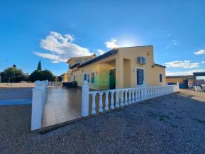 5 Bedroom Country house For Sale