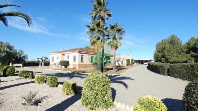 5 Bedroom Country house For Sale