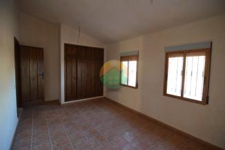 3 Bedroom Country House For Sale