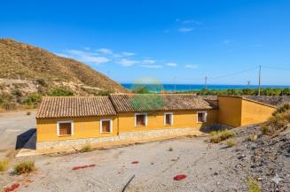 3 Bedroom Country House For Sale