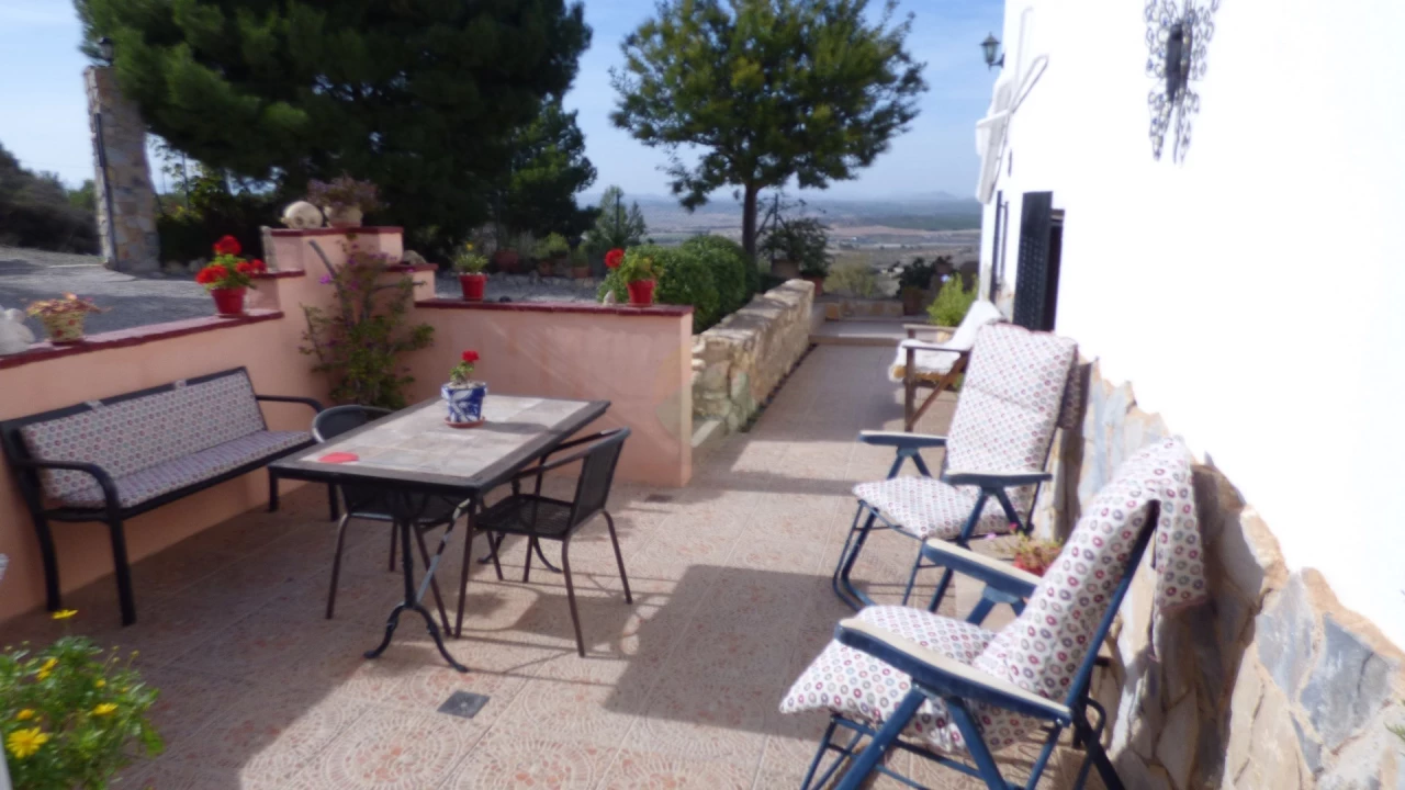 3 Bedroom Country house For Sale | ALE06