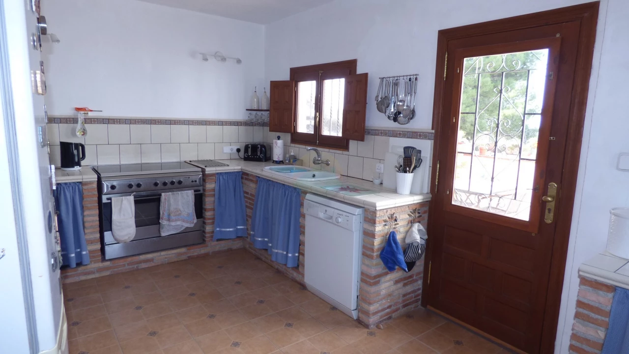 3 Bedroom Country house For Sale | ALE06