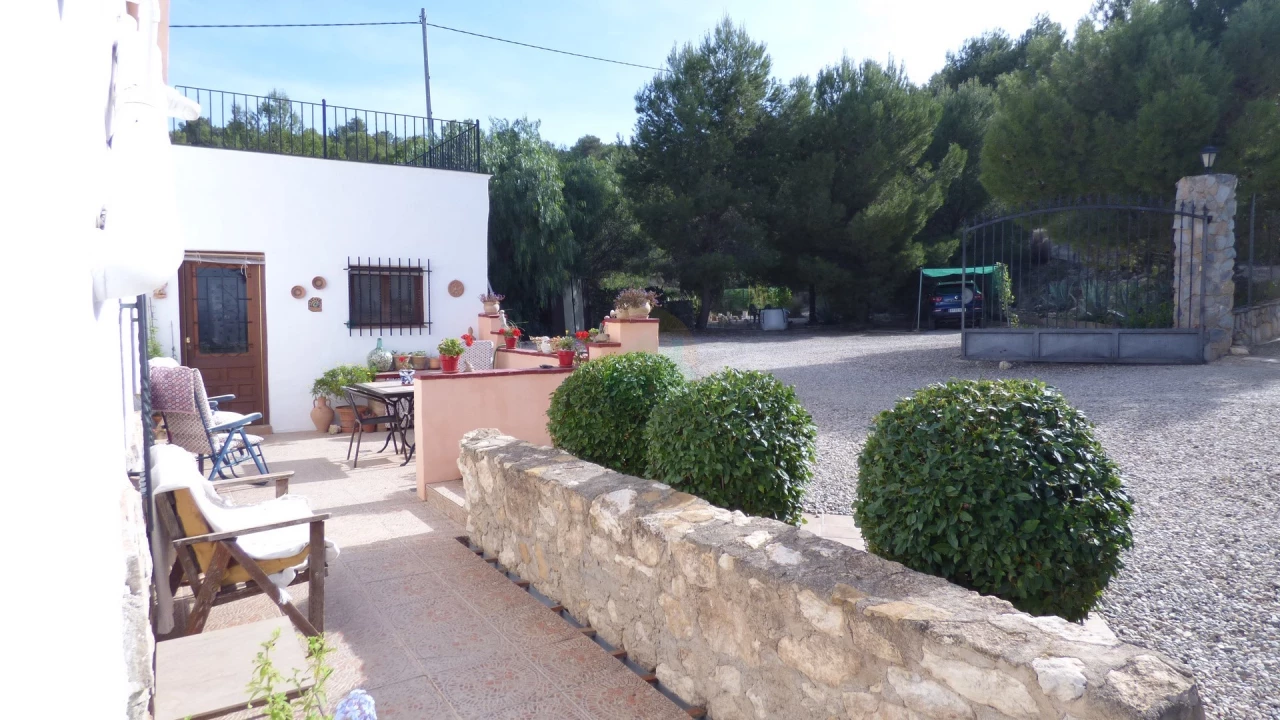 3 Bedroom Country house For Sale | ALE06