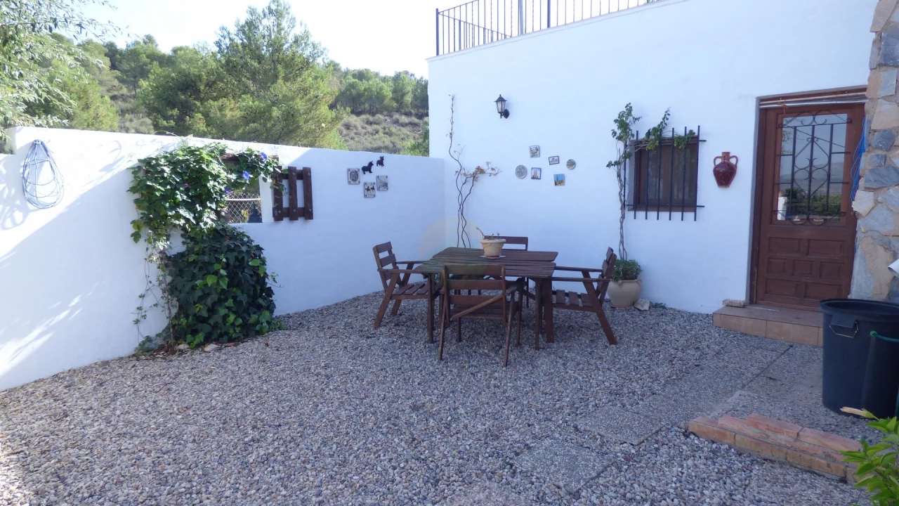 3 Bedroom Country house For Sale | ALE06
