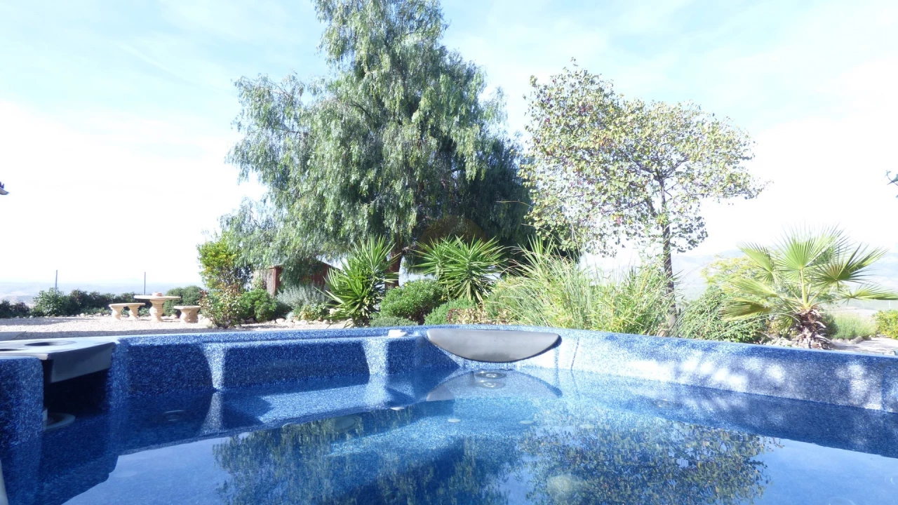 3 Bedroom Country house For Sale | ALE06